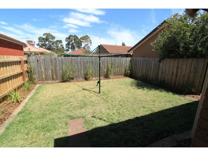 2/16 Creek Street, Melton South VIC 3338