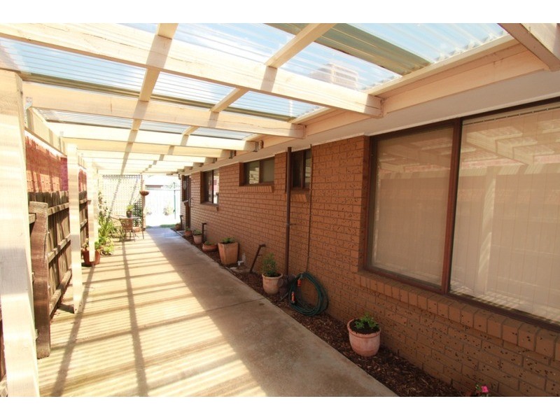 2/16 Creek Street, Melton South VIC 3338