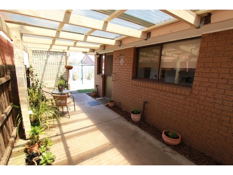 2/16 Creek Street, Melton South VIC 3338