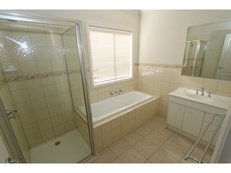 2/2 Arawata Parade, Melton VIC 3337