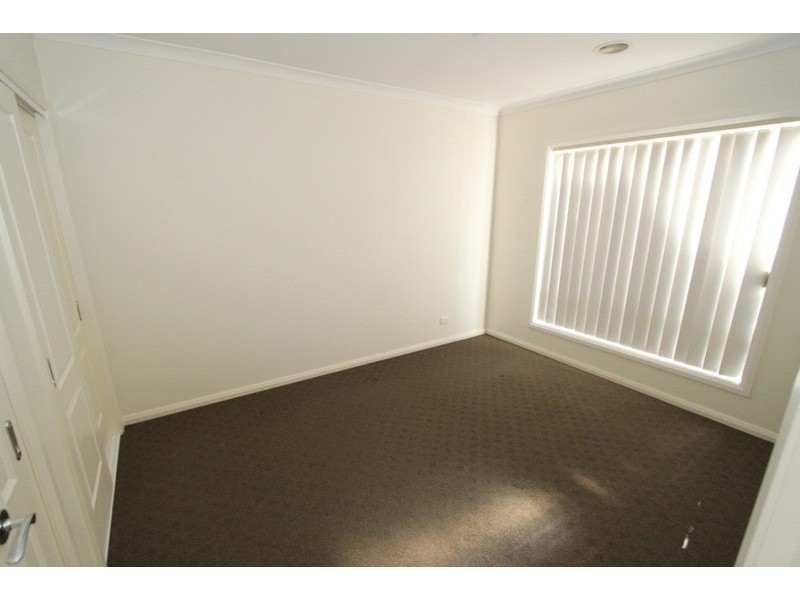 2/2 Arawata Parade, Melton VIC 3337