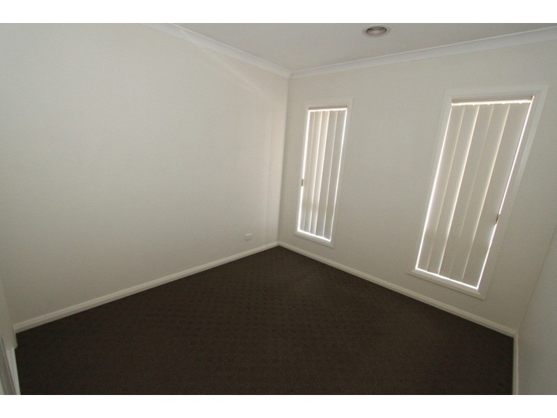 2/2 Arawata Parade, Melton VIC 3337