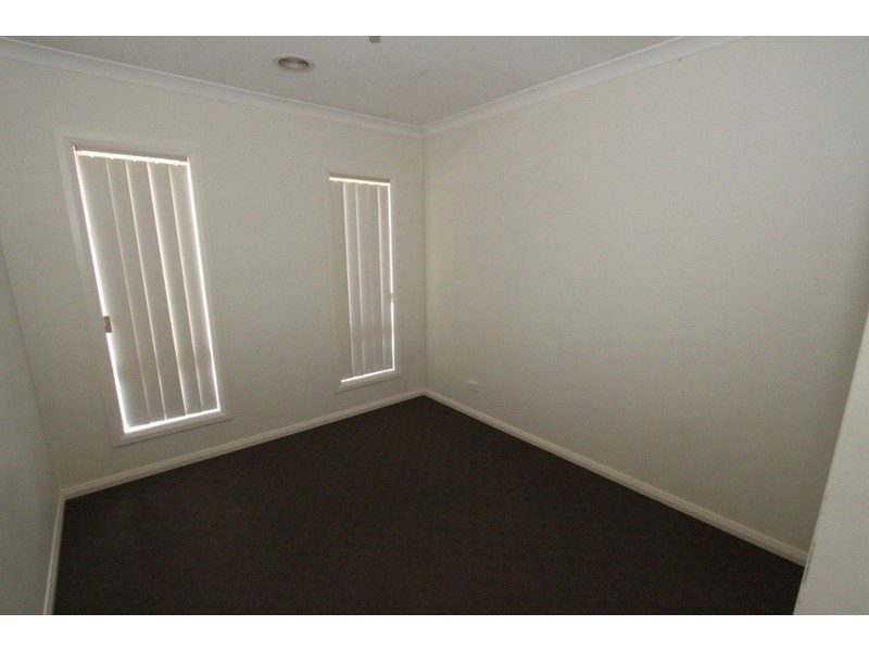 2/2 Arawata Parade, Melton VIC 3337