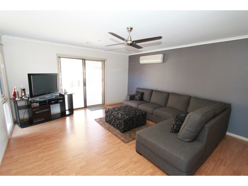 12 Garfield Close, Melton South VIC 3338