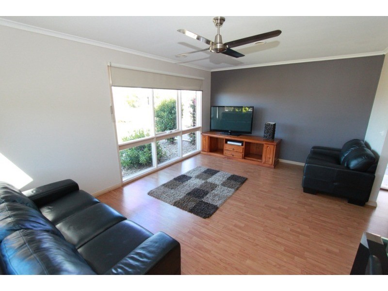 12 Garfield Close, Melton South VIC 3338