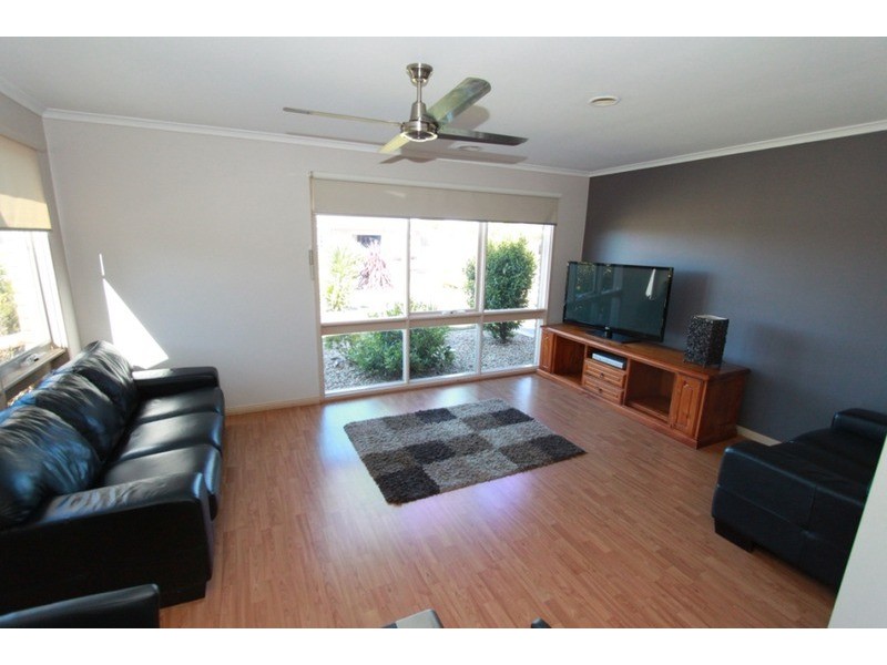 12 Garfield Close, Melton South VIC 3338