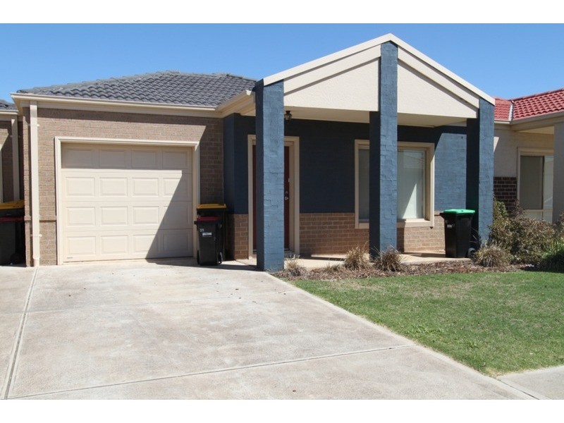 25/17 Crestmont Drive, Melton South VIC 3338