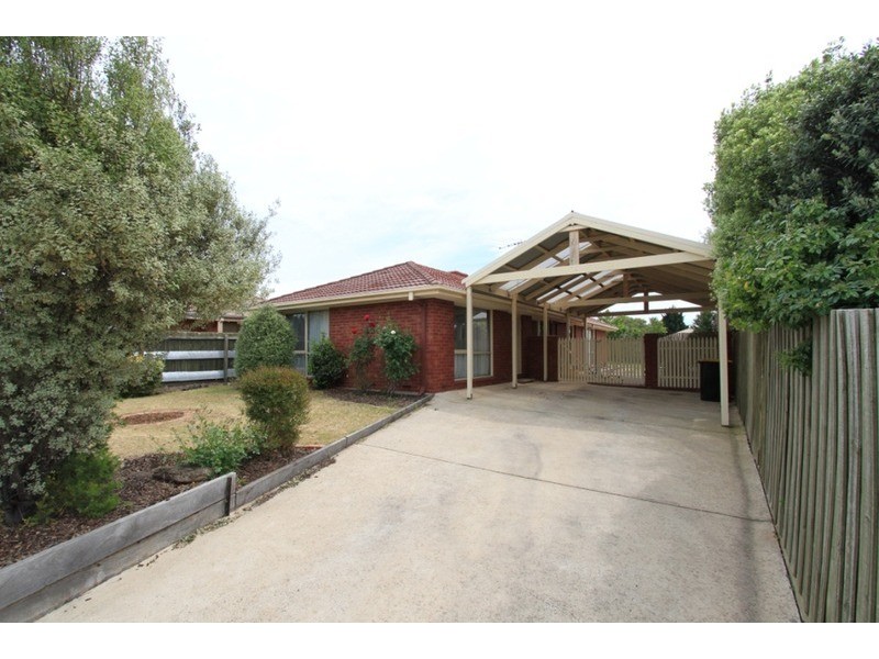 52 Walsingham Crescent, Melton VIC 3337