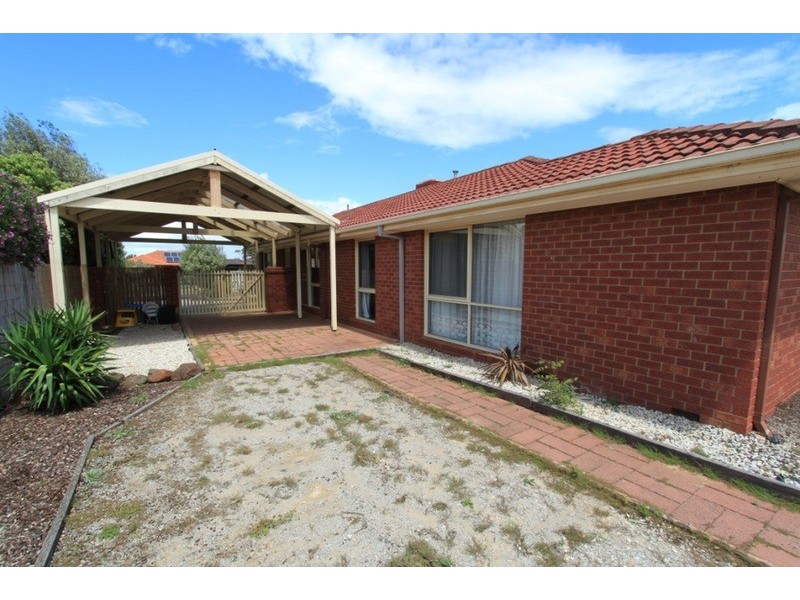 52 Walsingham Crescent, Melton VIC 3337