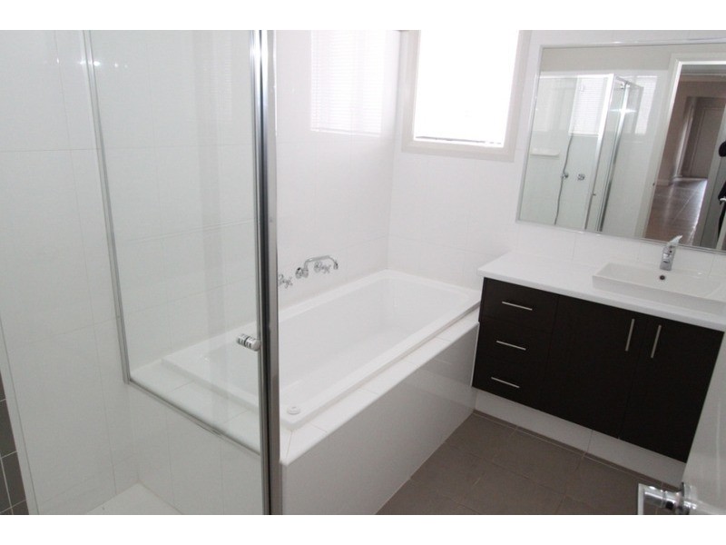 18 Hawthorn Avenue, Melton West VIC 3337