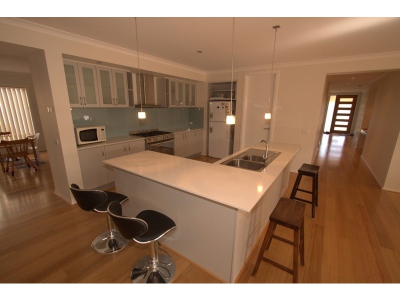 42 Valleyview  Grove, Melton VIC 3337