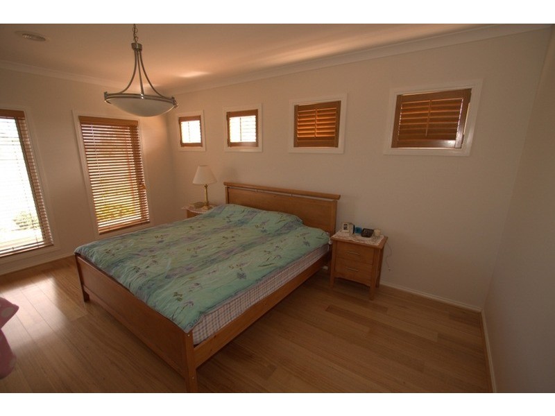 42 Valleyview  Grove, Melton VIC 3337