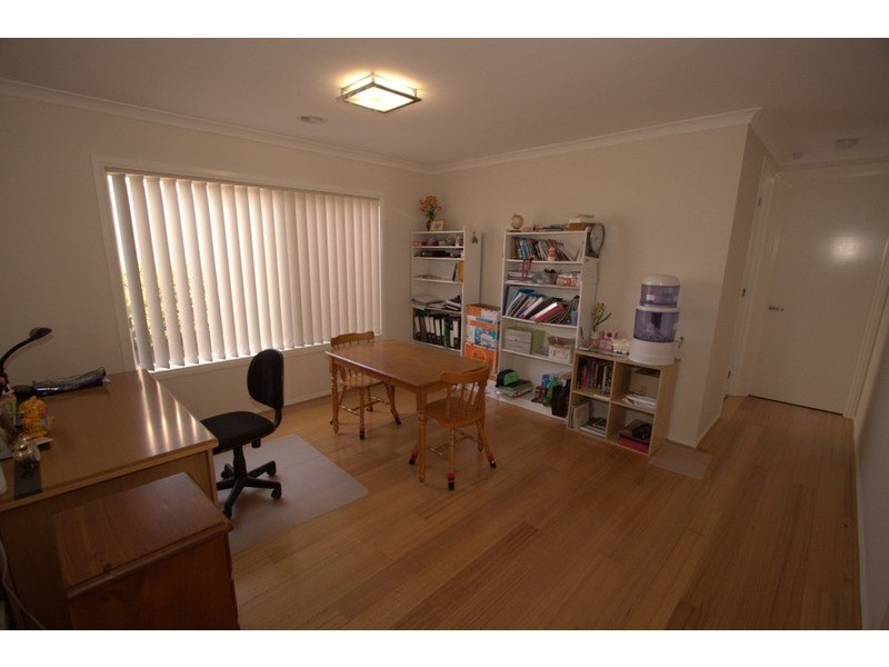 42 Valleyview  Grove, Melton VIC 3337