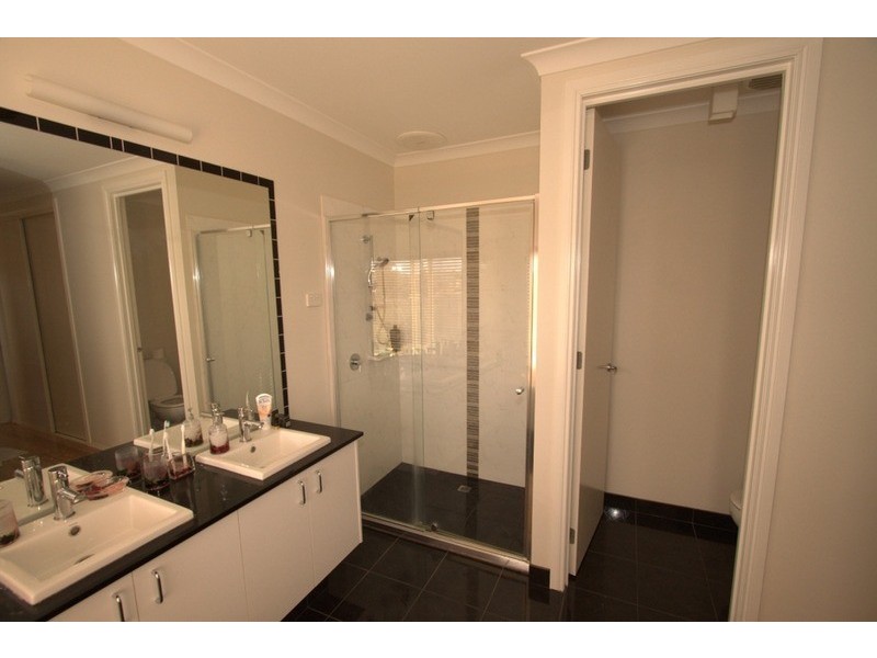 42 Valleyview  Grove, Melton VIC 3337