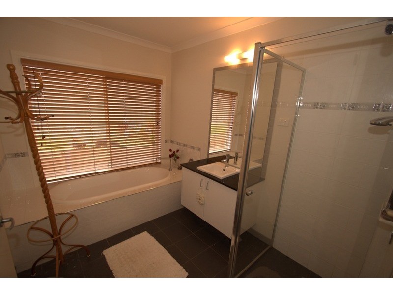 42 Valleyview  Grove, Melton VIC 3337