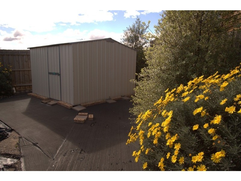 42 Valleyview  Grove, Melton VIC 3337