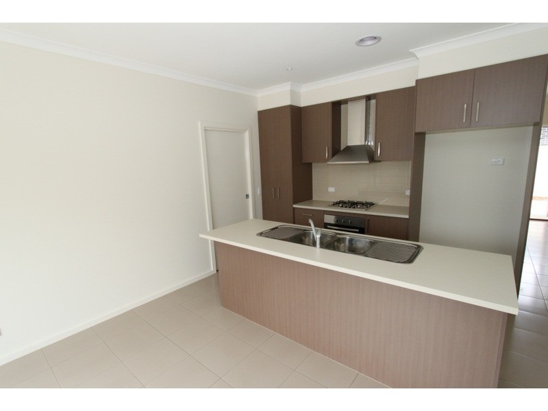 2/7 Fishburn Grove, Melton West VIC 3337