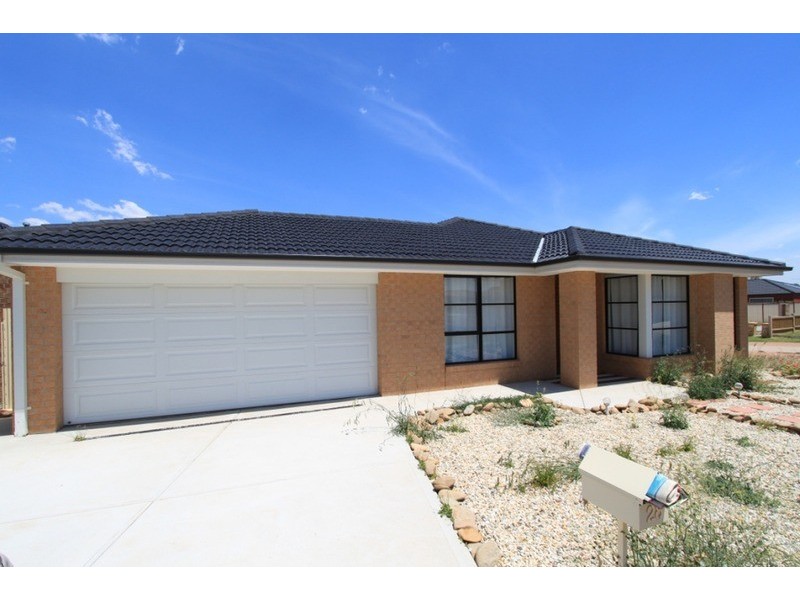 28 Mcburnie Drive, Melton VIC 3337