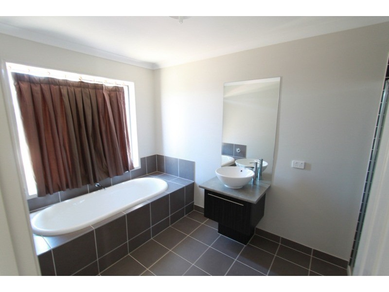 28 Mcburnie Drive, Melton VIC 3337