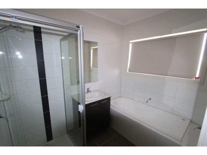 3 Lady Penrhyn Drive, Melton West VIC 3337