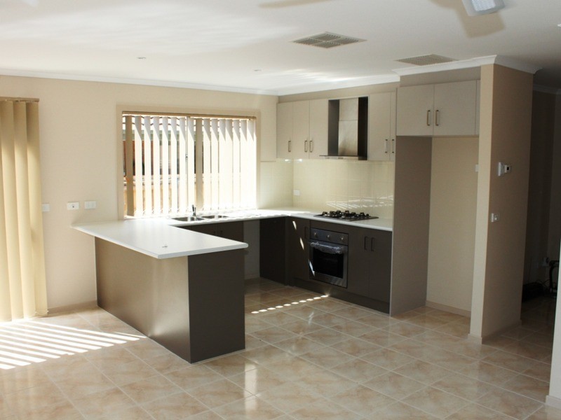 1/2 Fraser Street, Melton South VIC 3338