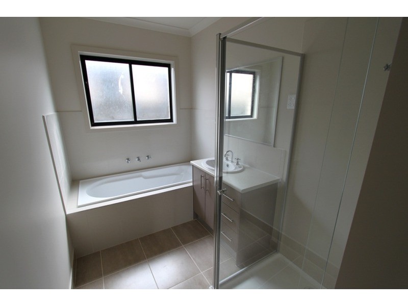 8/21-29 Lakewood Boulevard, Melton VIC 3337