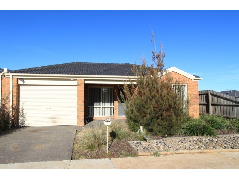 2/16 Linda Place, Melton VIC 3337