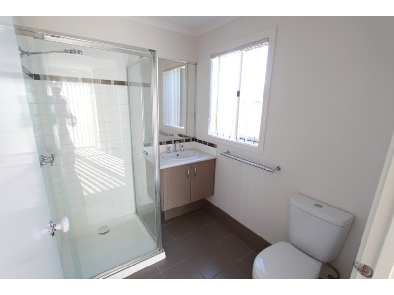 2/16 Linda Place, Melton VIC 3337