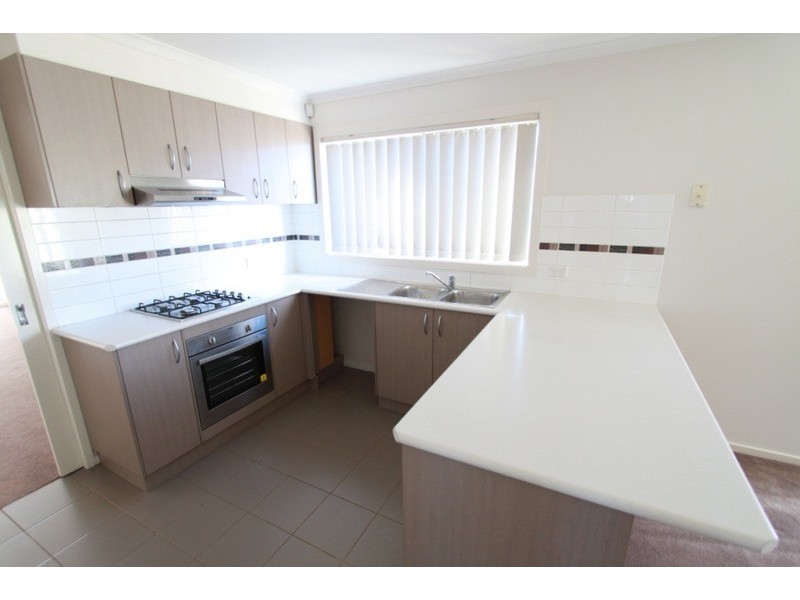 2/16 Linda Place, Melton VIC 3337