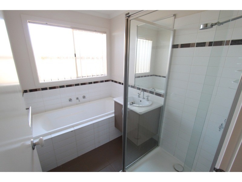 2/16 Linda Place, Melton VIC 3337