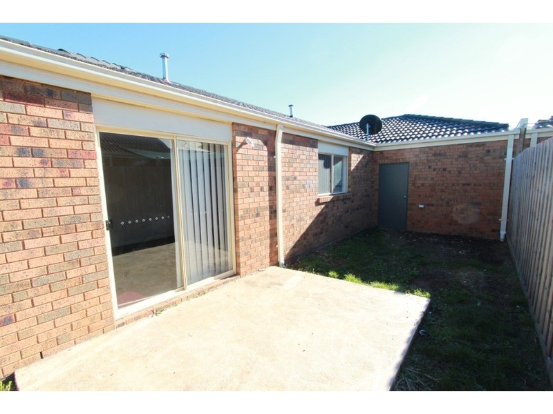 2/16 Linda Place, Melton VIC 3337