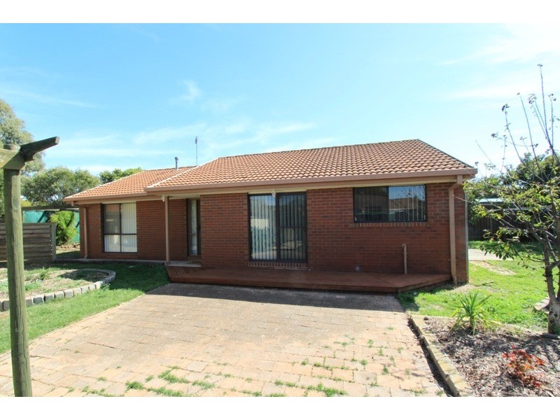 13 Barnong  Close, Kurunjang VIC 3337