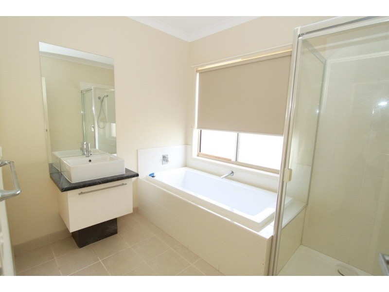 2 Themeda View, Melton West VIC 3337