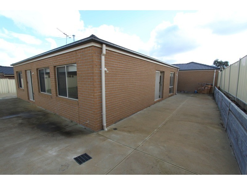2 Themeda View, Melton West VIC 3337