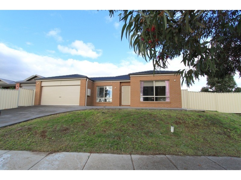 2 Themeda View, Melton West VIC 3337