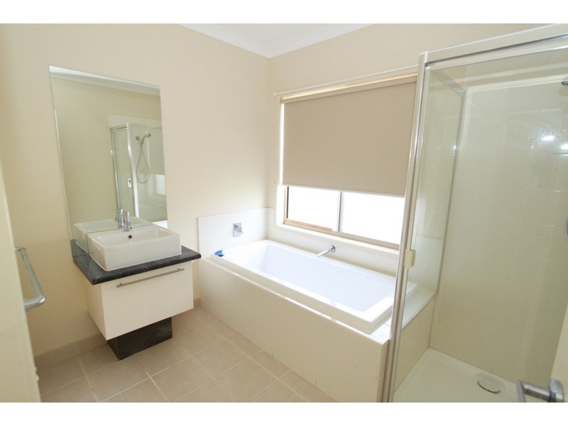 2 Themeda View, Melton West VIC 3337