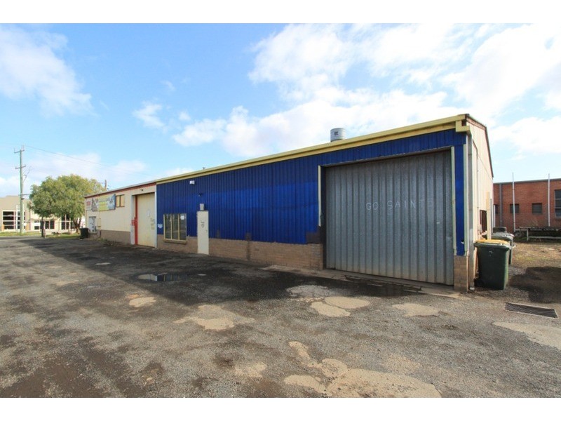 2/12 Reserve Road, Melton VIC 3337