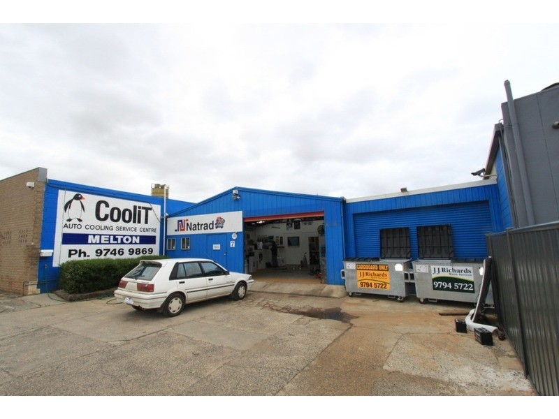 7/13 Melton Valley Drive, Melton VIC 3337