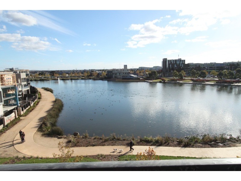 18/76 The Esplanade, Caroline Springs VIC 3023