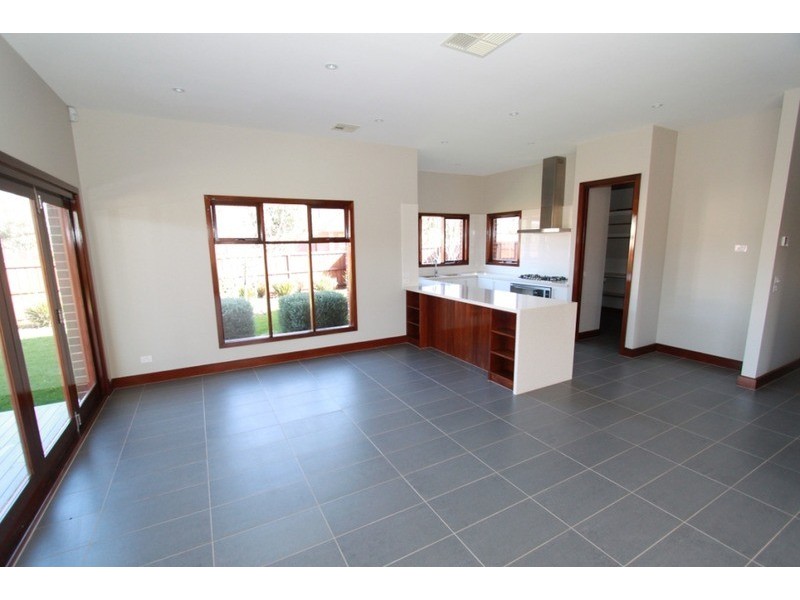 16 Walhalla  Drive, Eynesbury VIC 3338