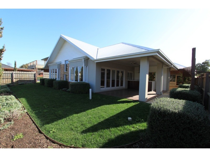 18 Walhalla Drive, Eynesbury VIC 3338