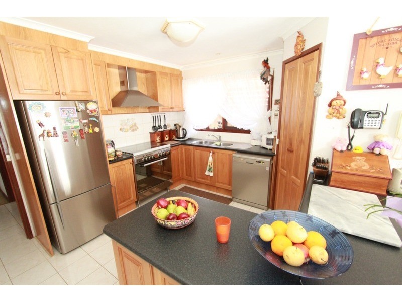 6 Vista  Drive, Melton VIC 3337