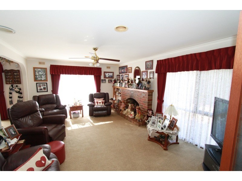 6 Vista  Drive, Melton VIC 3337