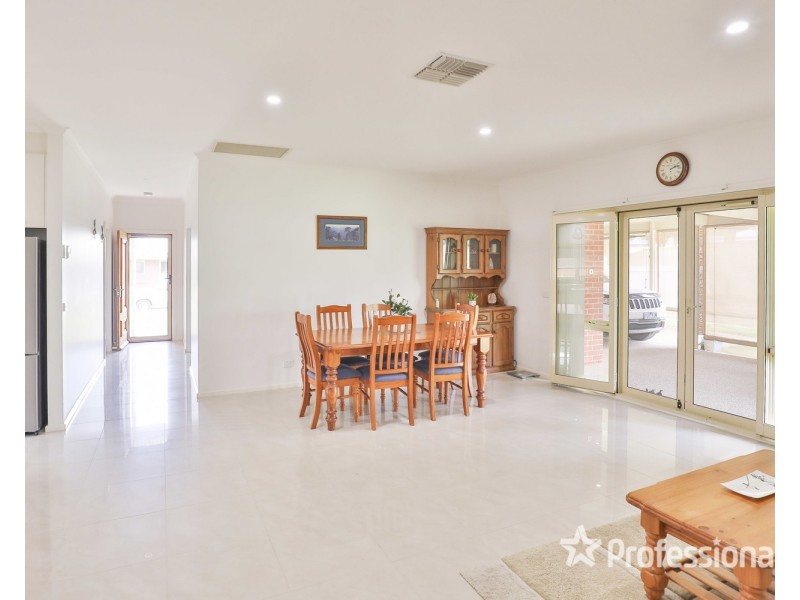 6 Robert Court, Gol Gol NSW 2738