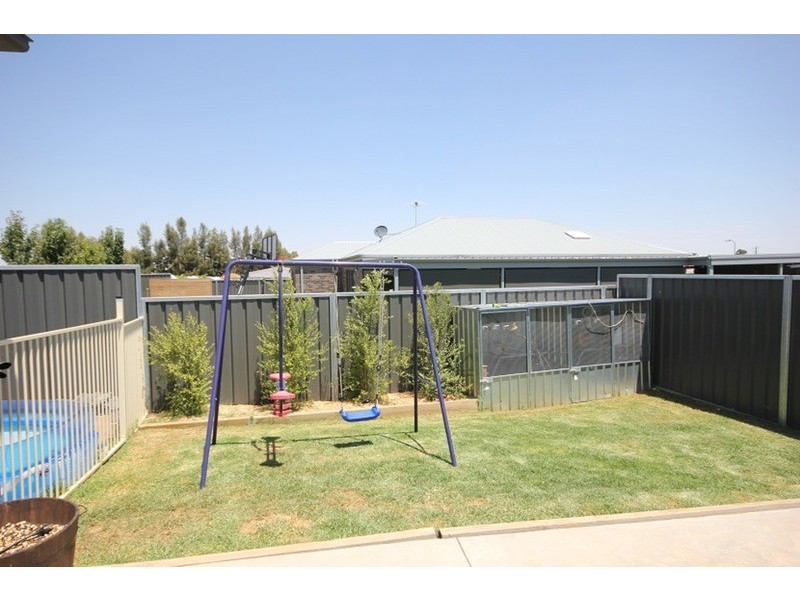 2 Cook  Drive, Red Cliffs VIC 3496