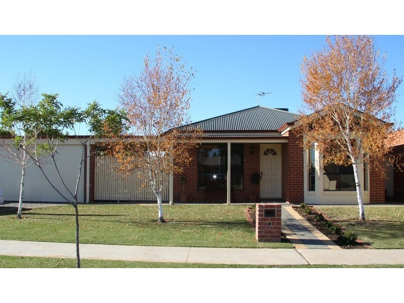 32 Belleview Drive, Irymple VIC 3498