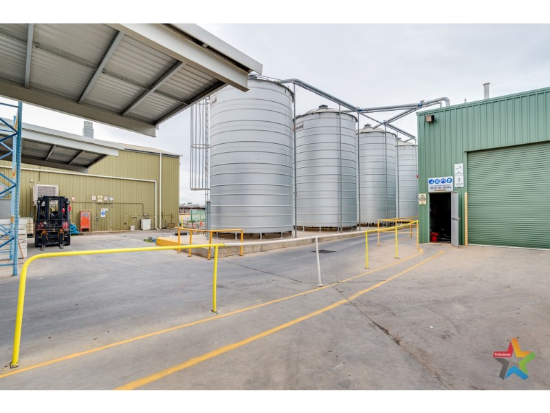 731-733 Koorlong Avenue, Irymple VIC 3498