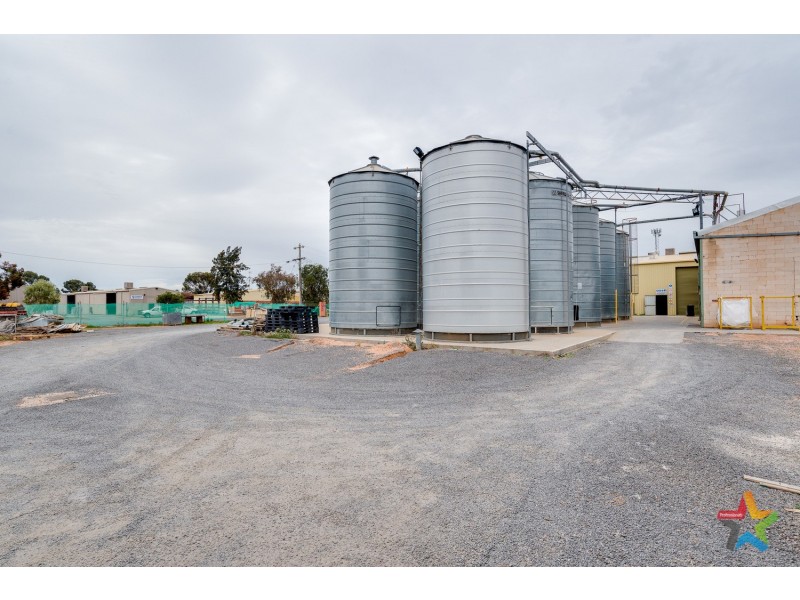 731-733 Koorlong Avenue, Irymple VIC 3498