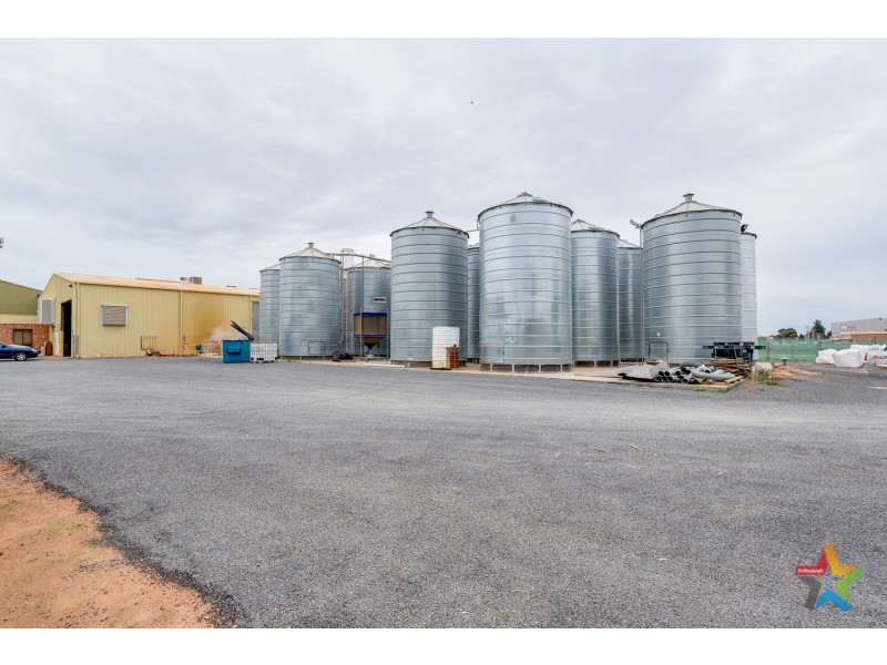 731-733 Koorlong Avenue, Irymple VIC 3498