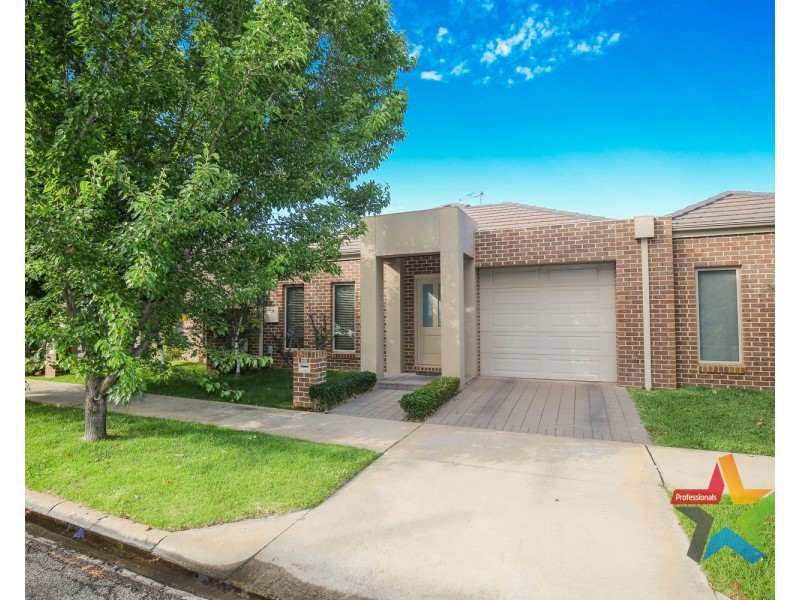 Villa 2/11 Rosemont Avenue, Mildura VIC 3500